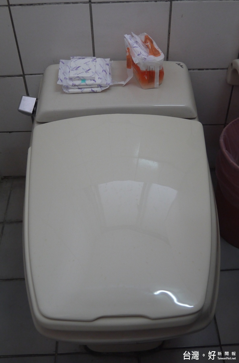 拆封過的衛生棉不要放在洗手間，以避免因潮濕而變質。（圖／舒爽生化科技提供）