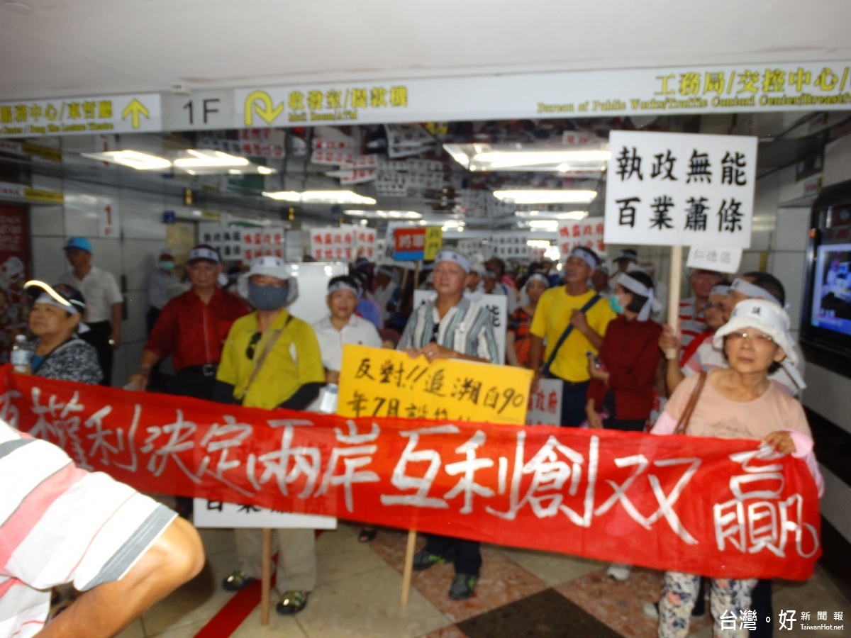 市議會國民黨團議員蔡育輝等人衝進市長室,市府由副秘書長林燕山代表出面。