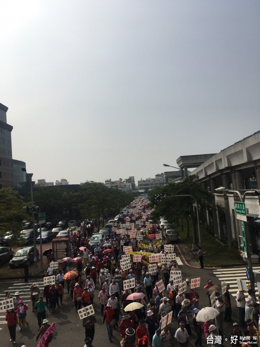 市議會國民黨團議員率千餘民眾前往市府抗議地價稅及房屋稅調漲。