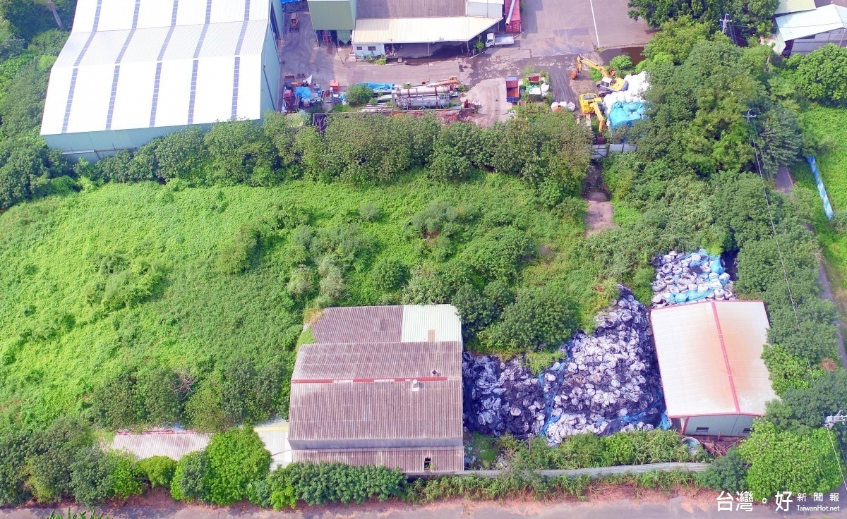 鳥瞰違法堆置廢棄物土地之面積超過15,200平方公尺,堆置之廢棄物 逾5萬8,000餘噸。(記者蘇榮泉翻攝)
