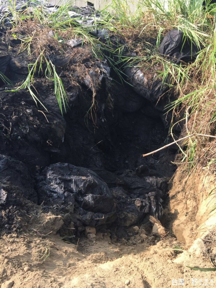 吳嫌父子挖掘深坑掩埋鍋爐集塵灰、漿紙污泥、紡織污泥之事業廢棄物。(記者蘇榮泉翻攝)