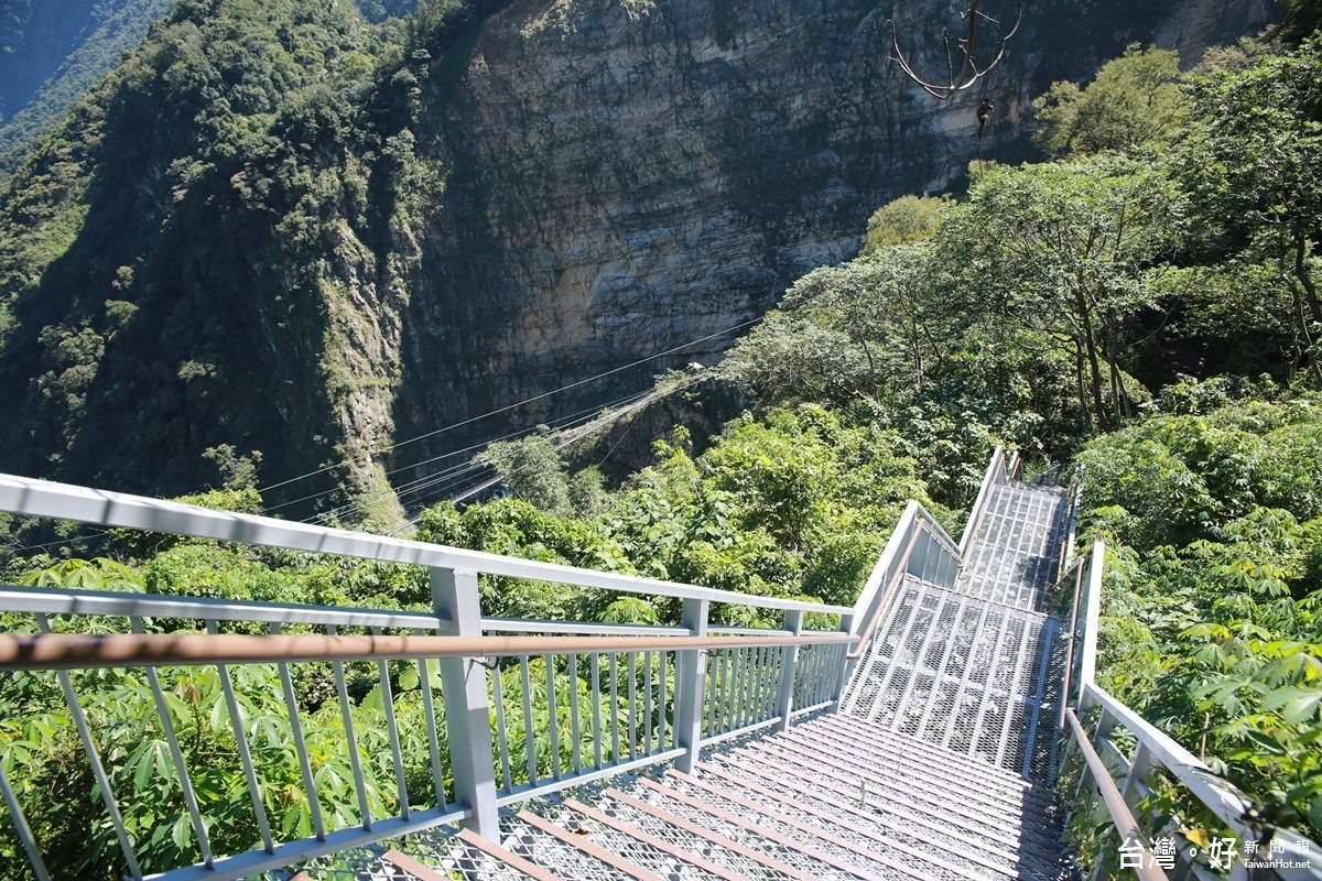 信義鄉公所最近興建完成的棧道可以就近欣賞到雙龍瀑布的飛瀑之美。（記者賴淑禎攝）
