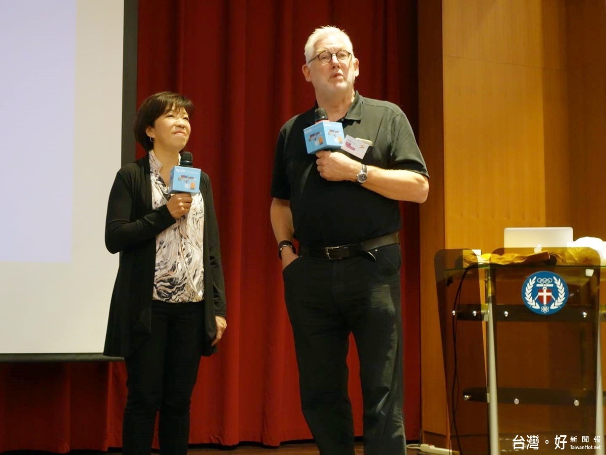 歐洲設計大師群聚中原指導商設系作品米蘭展出,設計師透過翻譯回答同學提問