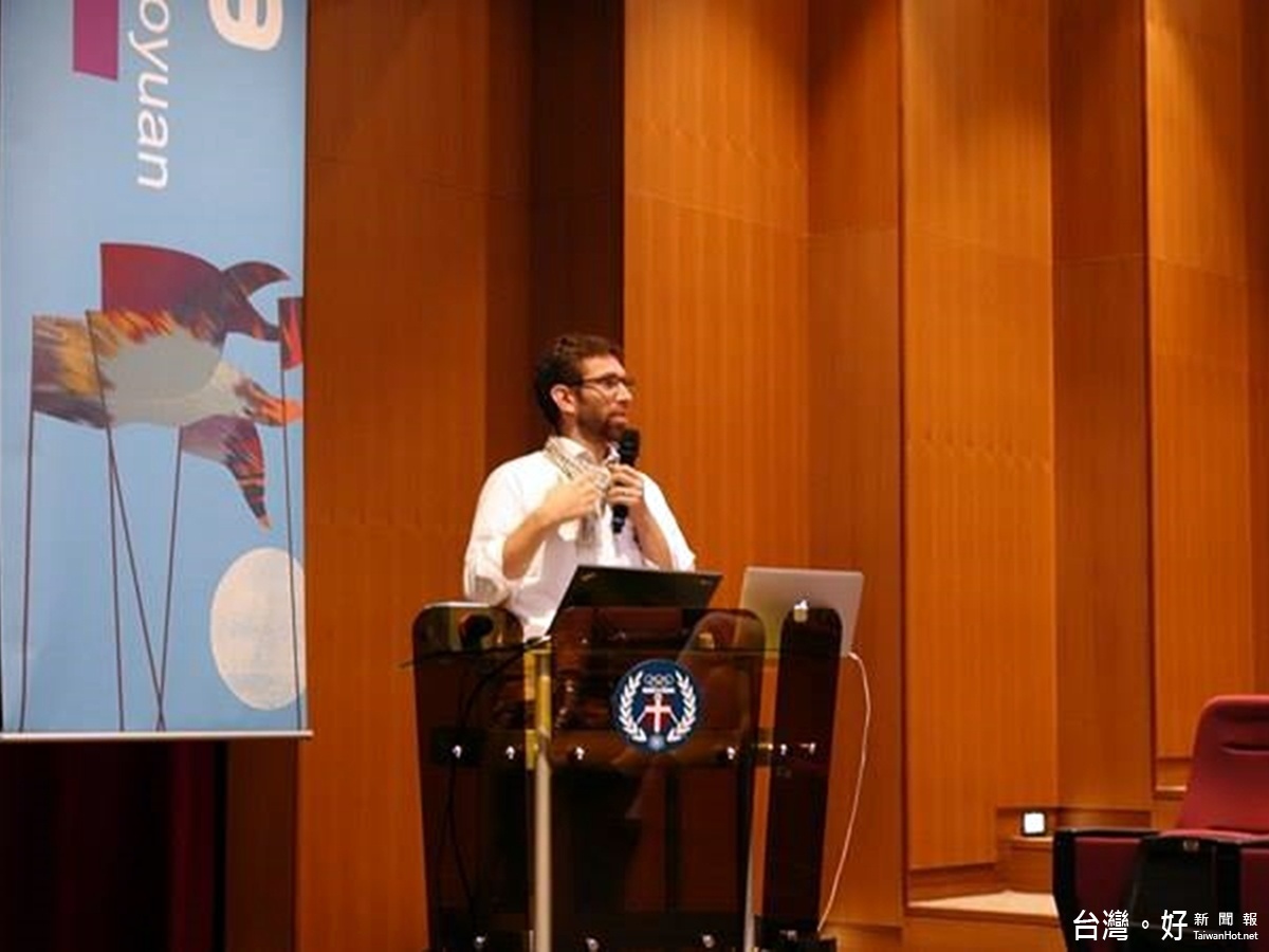 歐洲設計大師群聚中原指導商設系作品米蘭展出,設計師講述如何包裝與行銷