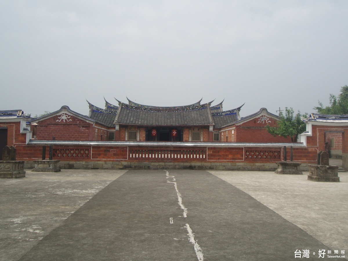 OLYMPUS DIGITAL CAMERA 圖:大溪花彩節將在國定古蹟李騰芳古厝週邊展開,目前已開滿波斯菊等,相當漂亮。(記者陳寶印/攝)