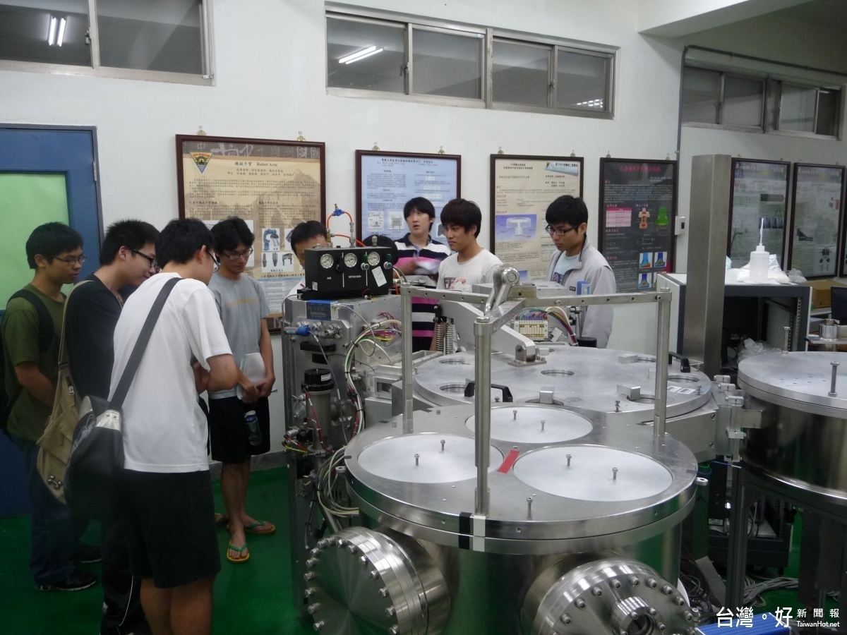 為培育人才,大學部、研究所專題課程均與業界合作,深度應用教學及嘗試開發。