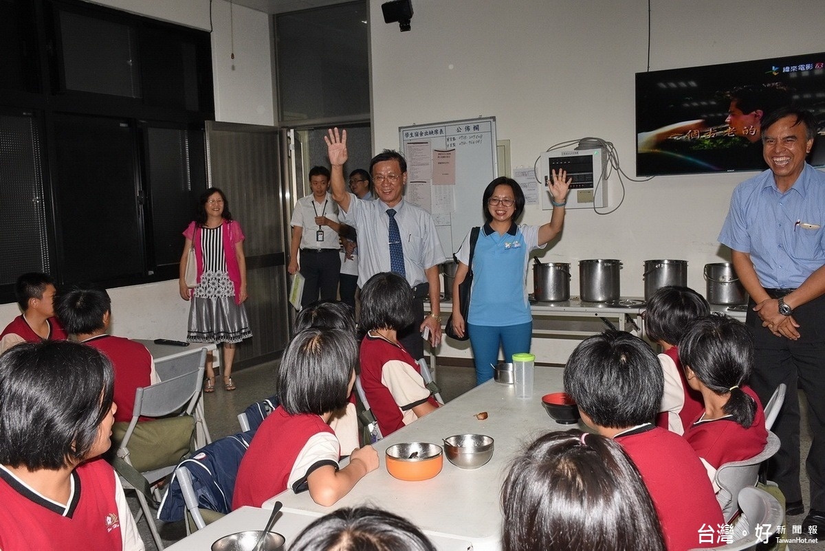 林縣長和教育處彭處長關心民和國中住宿學生膳食情形。