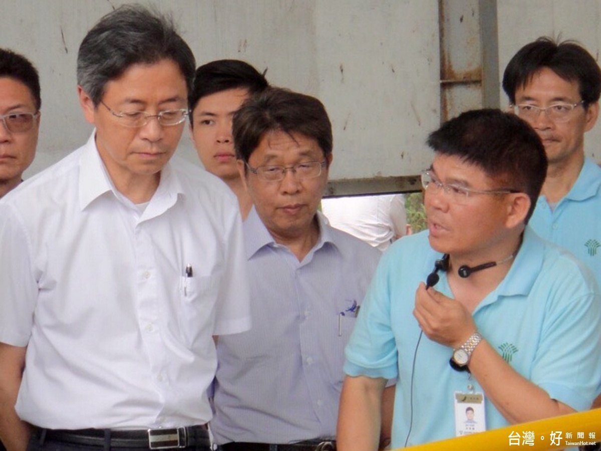 ▲廖宗銘(前排中)陪同前閣揆張善政視察台中市福田水資中心。(圖/廖宗銘提供)