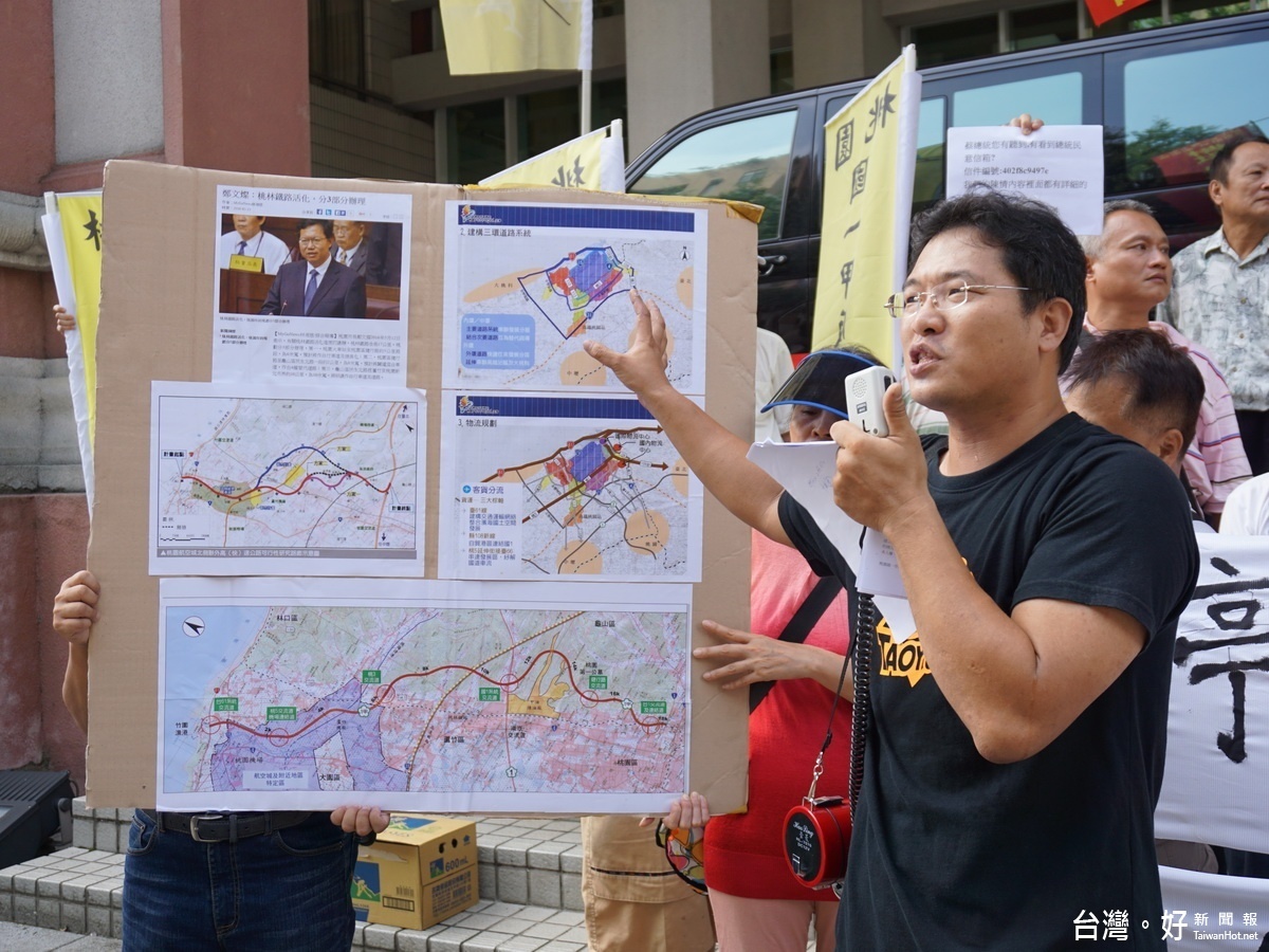 抗議國一甲道路黑相作業，沿線居民到桃園市議會前抗議要求市府撤回重議。 