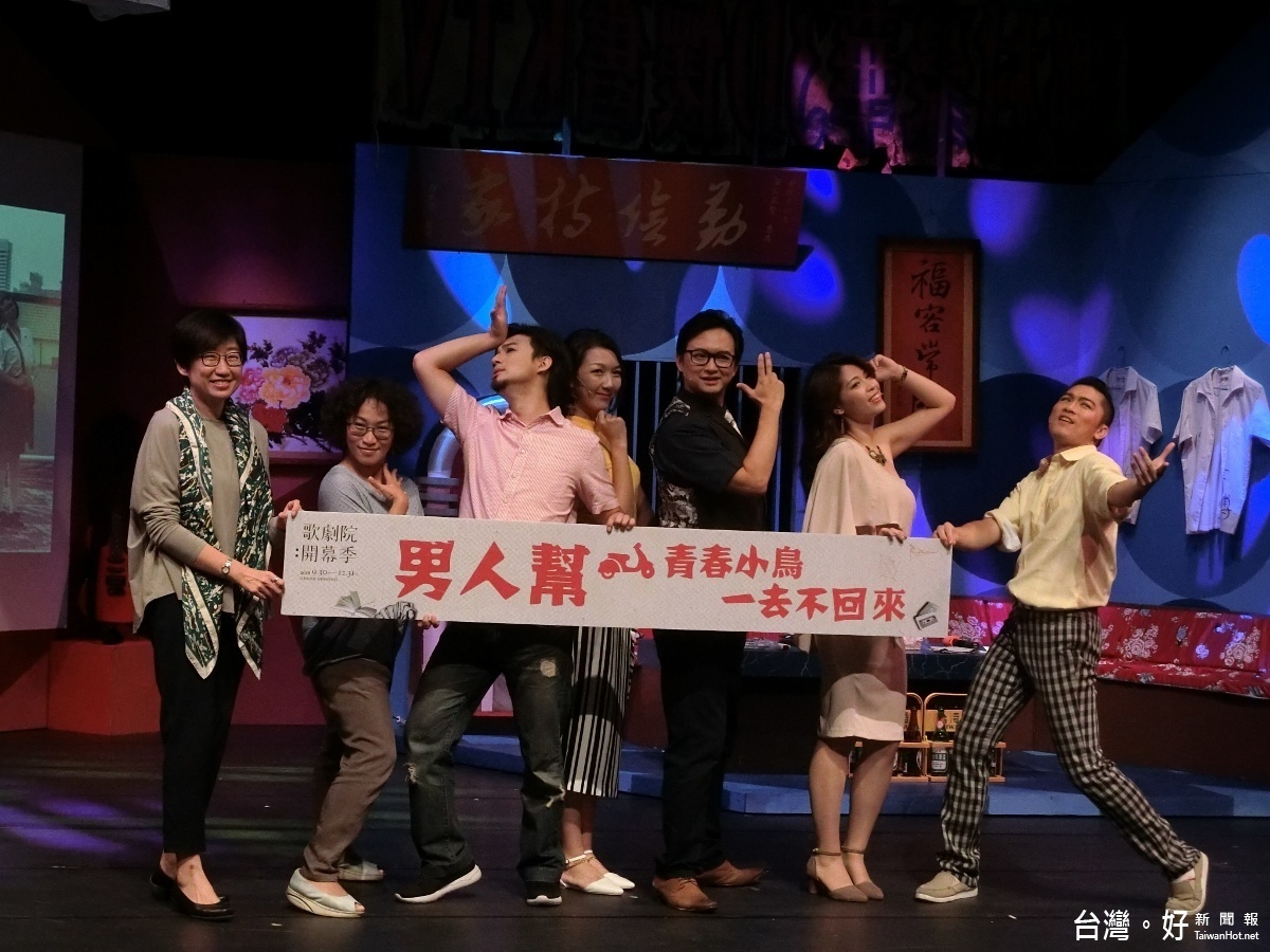 大開劇團跟台中國家歌劇院總監王文儀在舞台上以詼諧的舞台效果,引領民眾走進歌劇院,欣賞舞台劇。(記者賴淑禎攝)