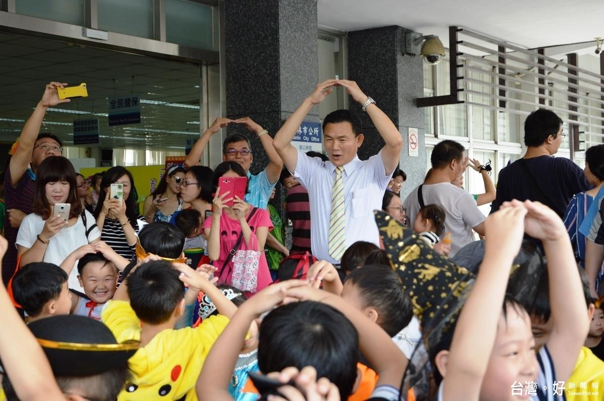 不給糖就搗蛋 小鬼群大鬧鎮長 風傳媒