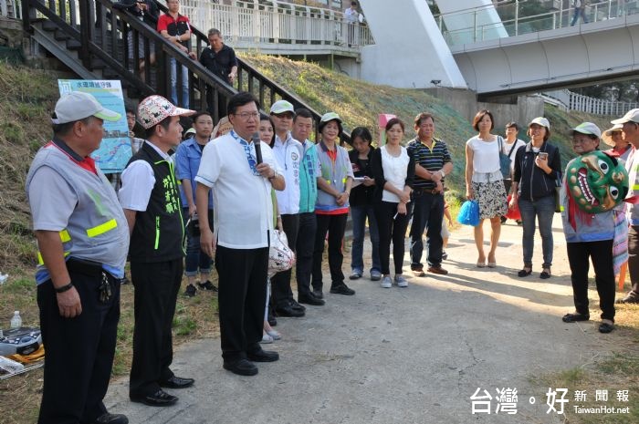 鄭文燦市長與南崁庄水環境巡守隊志工一同喊讚。
