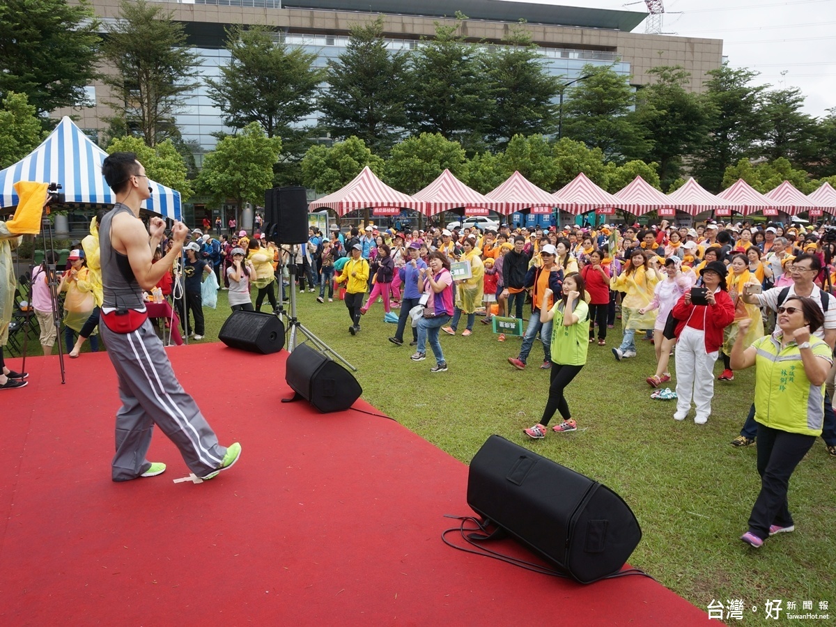 長庚醫療體系40週年守護健康四院區健康起步走,在起走前先一起做暖身操