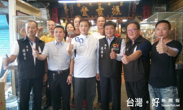家將導師蔡上元榮獲「薪傳獎」肯定,北港鎮長張勝智及朝天宮董事蘇榮泉、雲林資深青商會創會長李漢卿等人前往祝賀,讚揚其之貢獻。(記者陳昭宗拍攝)
