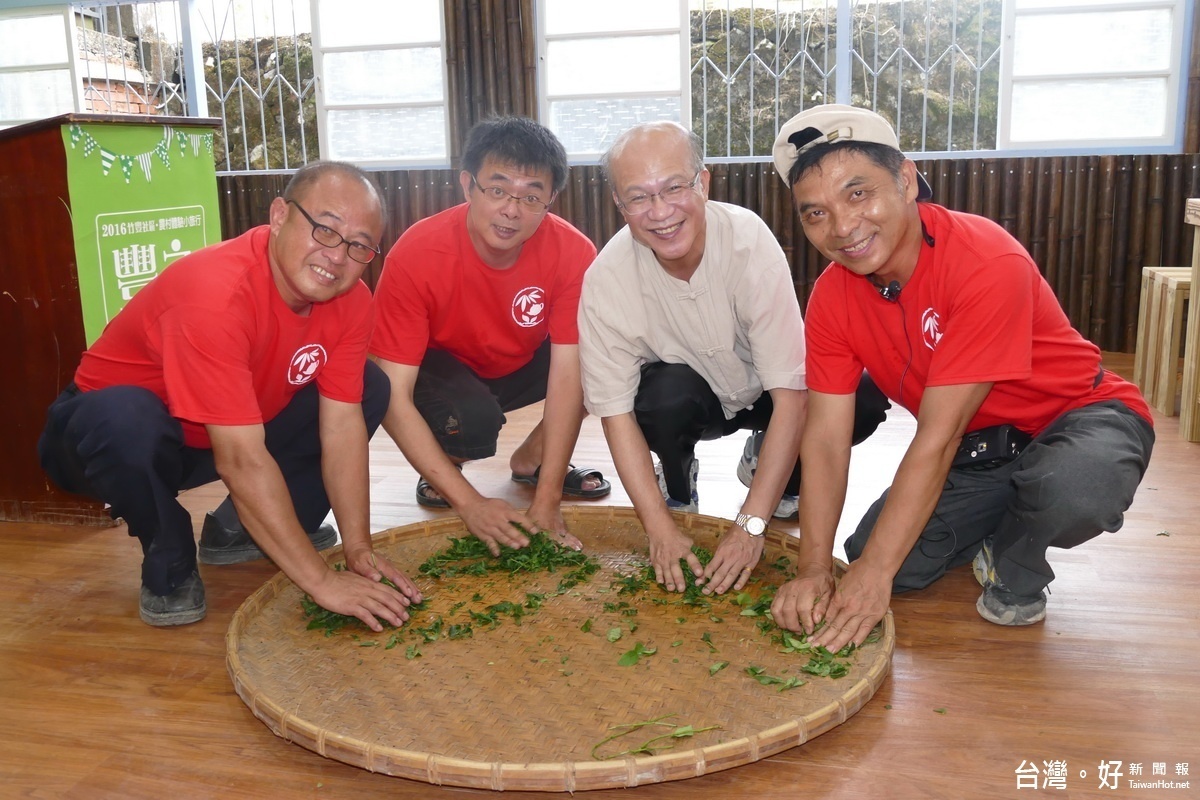 遊客透過自己的雙手,揉出好茶、認識好茶,體驗古早製茶過程。