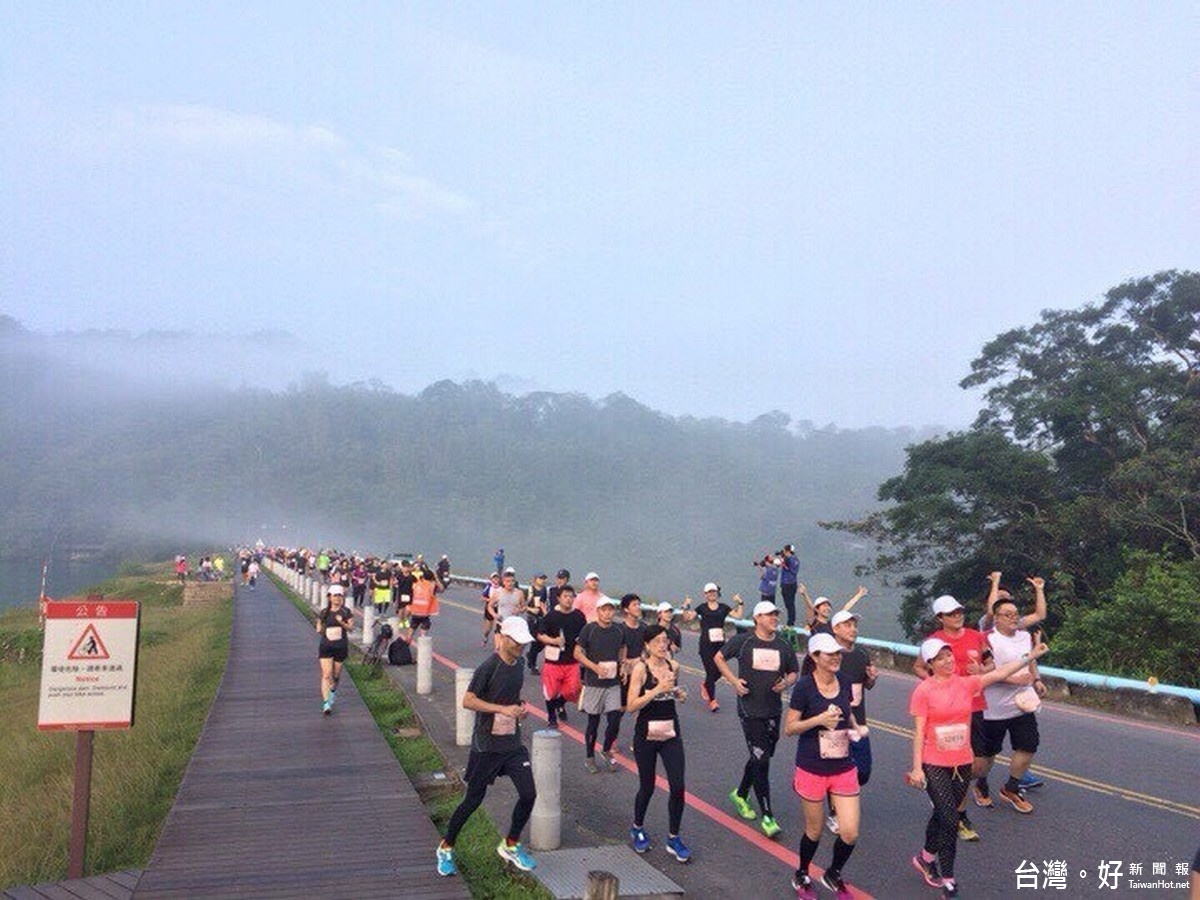 選手們參與日月潭環湖馬拉松，在多樣而豐富自然生態與美景的環湖賽道跑著。