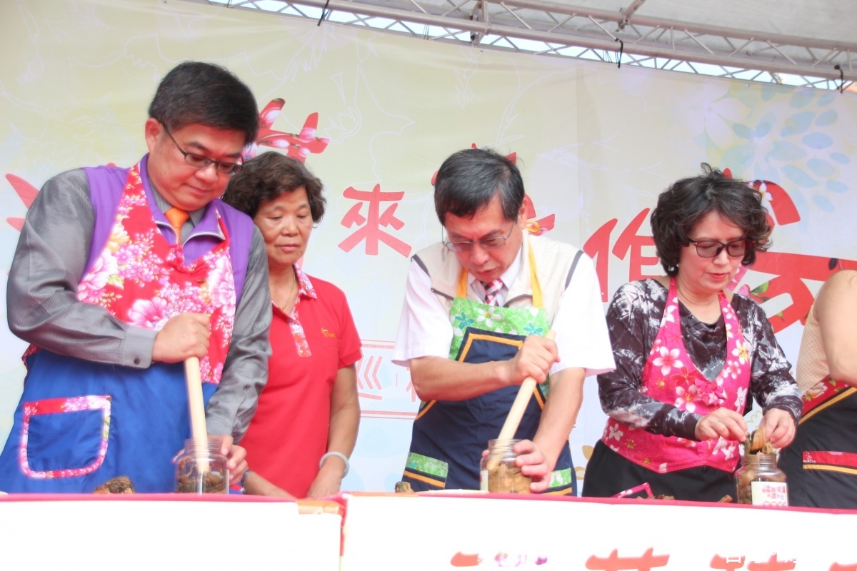 嘉市鹿寮客庄巡禮 客家福菜醃製體驗,涂醒哲市長也下場試身手