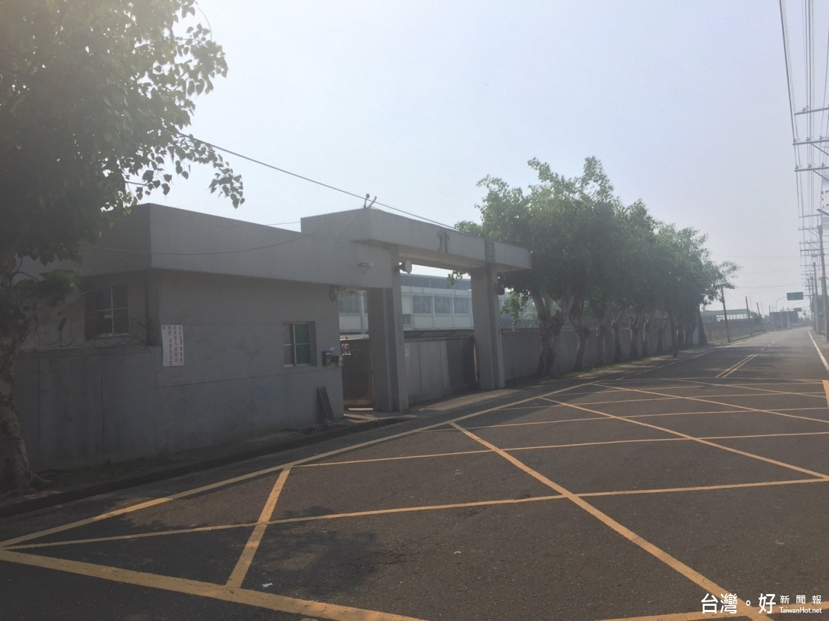 台南工作組「介園」基地一片煙霧。