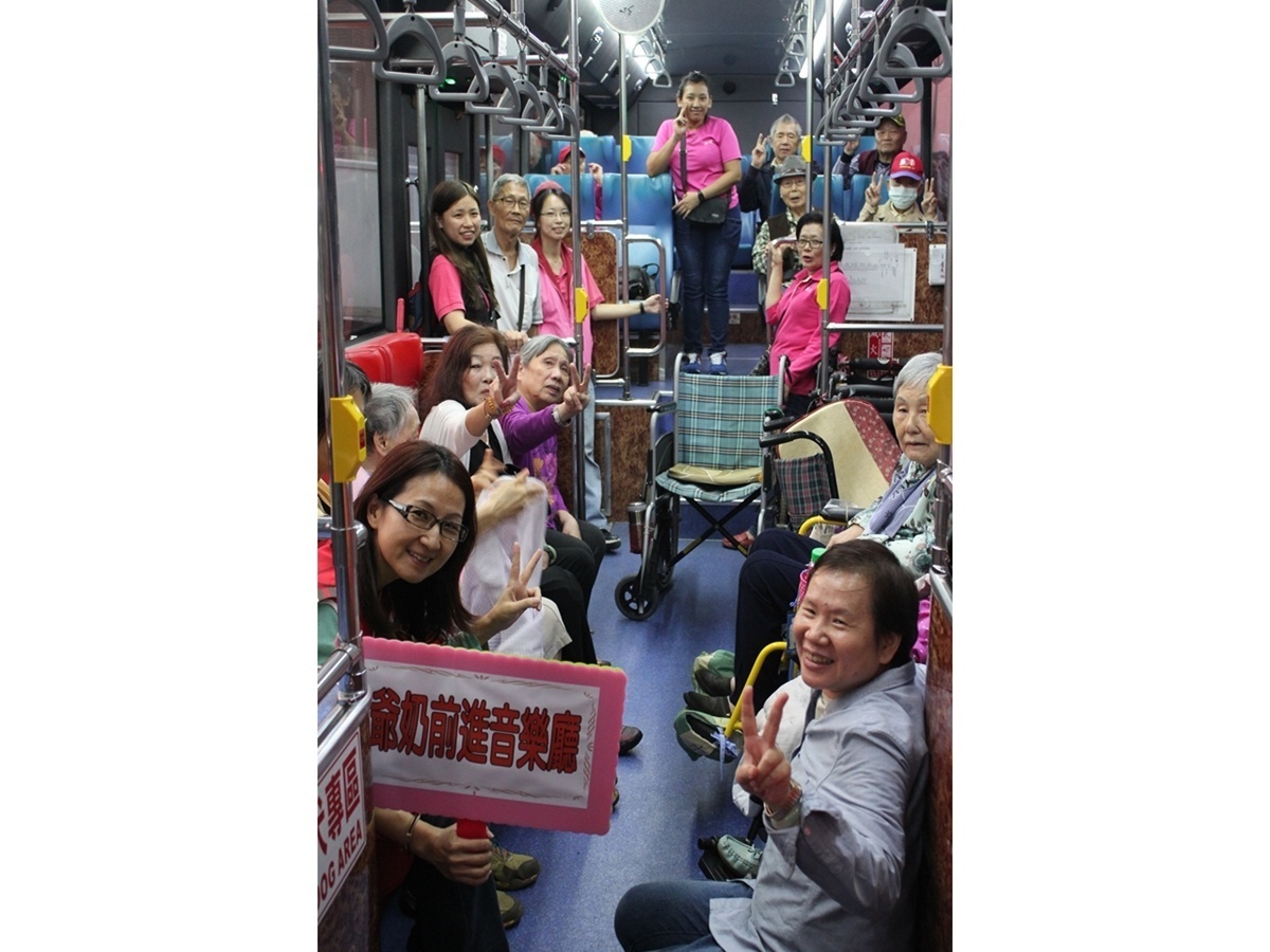 挑戰「爺奶前進音樂廳」圓夢計畫,成功地將13位行動不便且平均年齡82歲的長輩帶進龍潭客家文化館音樂廳