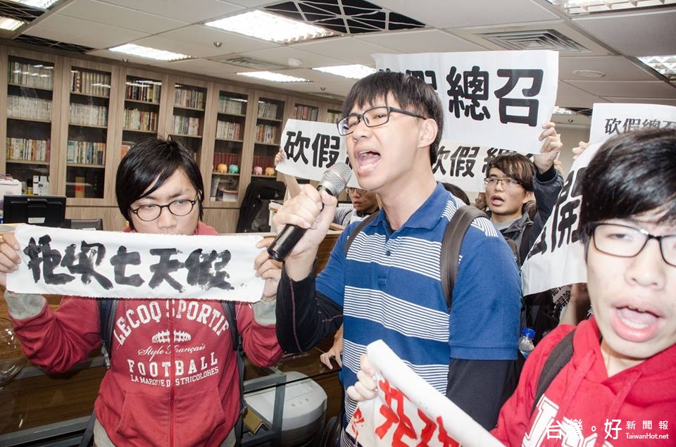 青年團體成員闖進柯建銘辦公室,要求「砍假總召出來辯論」。(圖/取自公民行動影音紀錄資料庫臉書專頁)