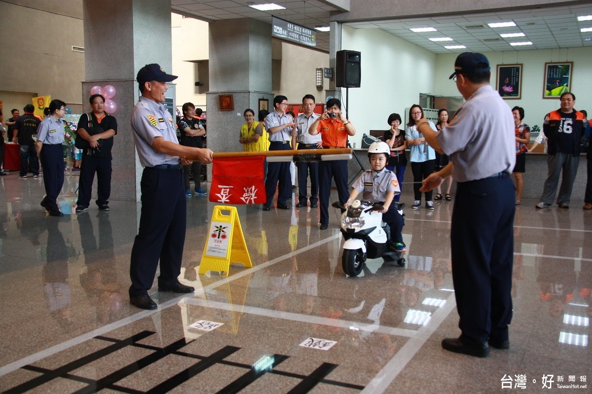 小朋友騎乘迷你警用重機通過平交道停看聽。（記者扶小萍攝）