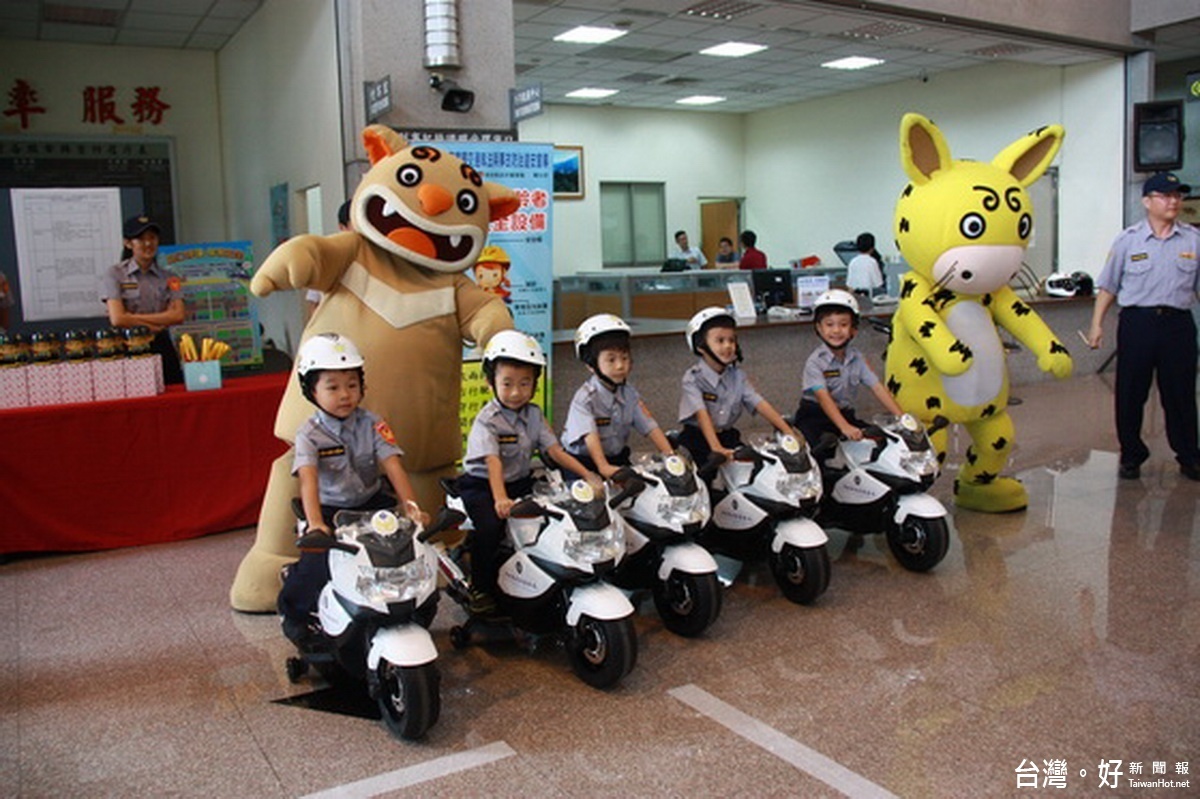 我們是警界新銳小朋友神氣極了。（記者扶小萍攝）