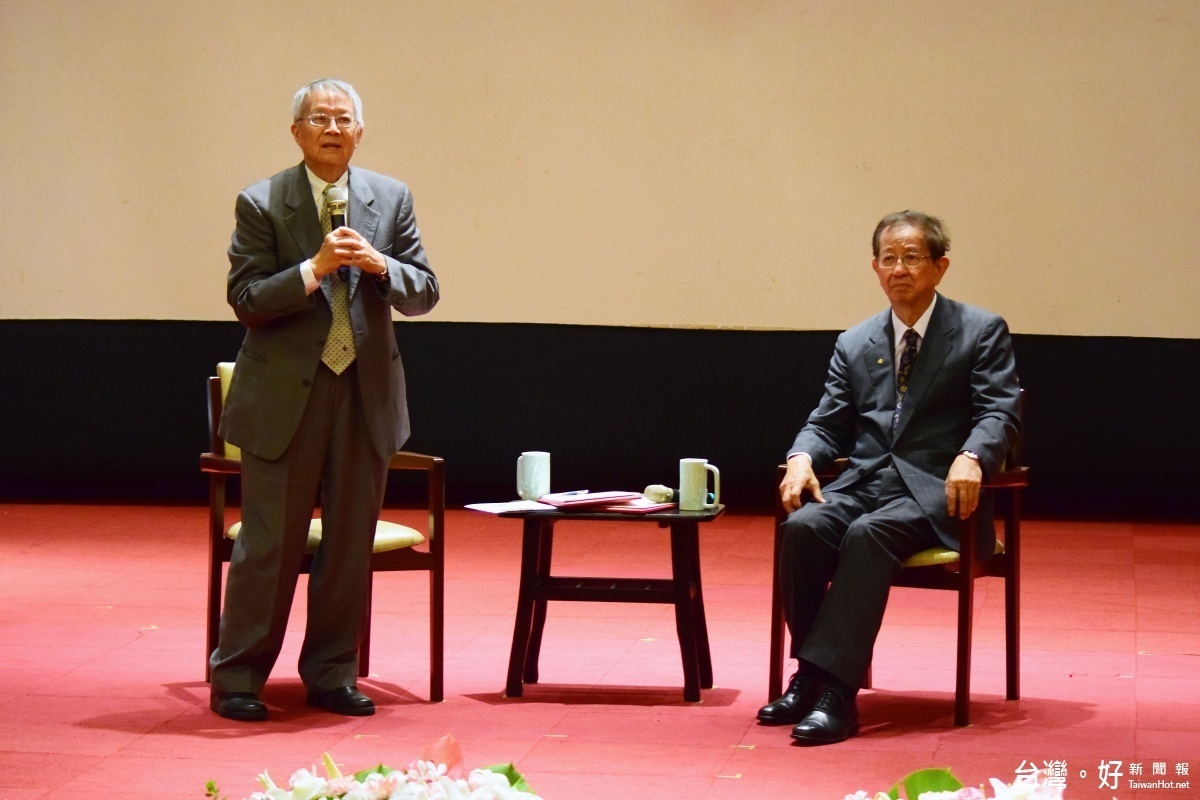 「余紀忠講座」由李遠哲院士(右)主講,劉兆漢院士(左)與會對談。