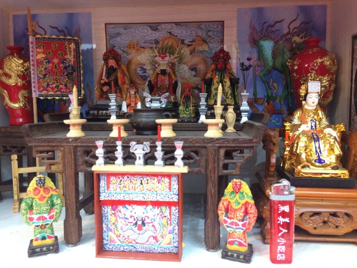宛如進入小人國的宮廟文創專賣店,提供進香遊客欣賞,也為北港商圈帶來更多元的商品選擇。(記者蘇榮泉攝)