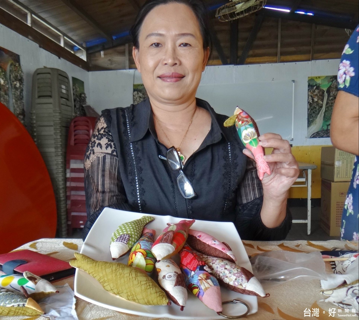 布娃娃達人李金蓮研創豆仔魚吊飾手機擦布，專案管理人蔡云姍將提出參加燈會文創品評選，炒熱了燈會商機。（記者蘇榮泉攝）