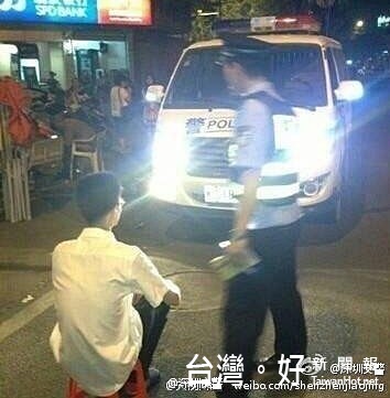為了整治駕駛亂開遠光燈的行為。深圳交警押著違規者看警車的遠光燈燈光達1分鐘。(圖/翻攝深圳交警官方微博)