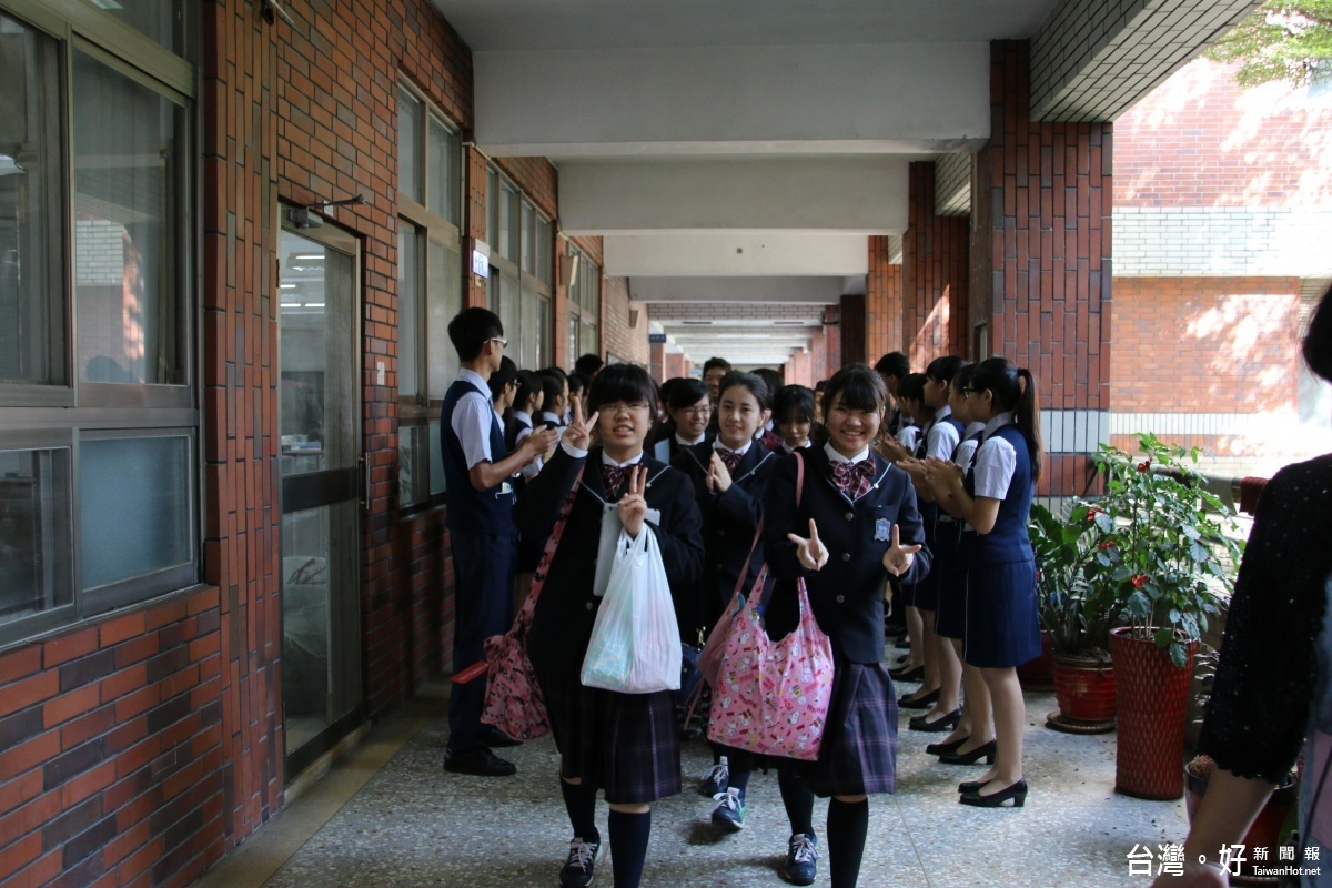 水里商工學生夾道熱烈歡迎日本琦玉縣國際學院高等學校師生來訪。