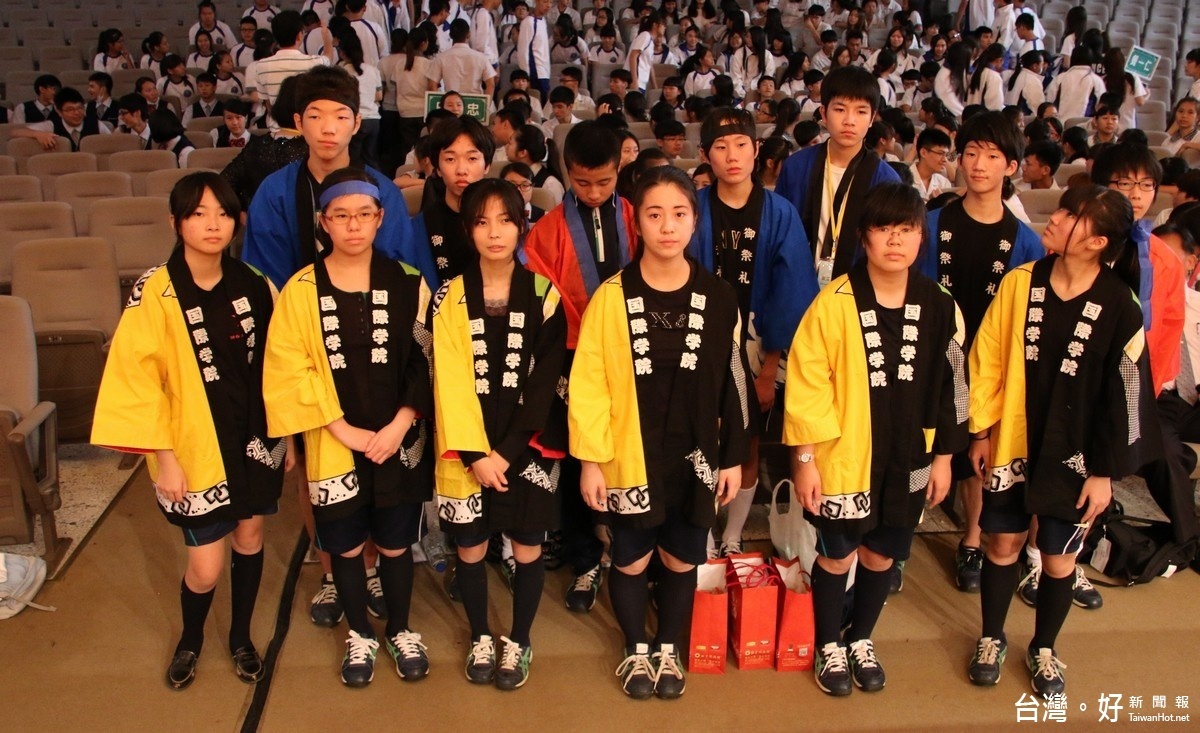 日本琦玉縣國際學院高等學校學生表演後合影。