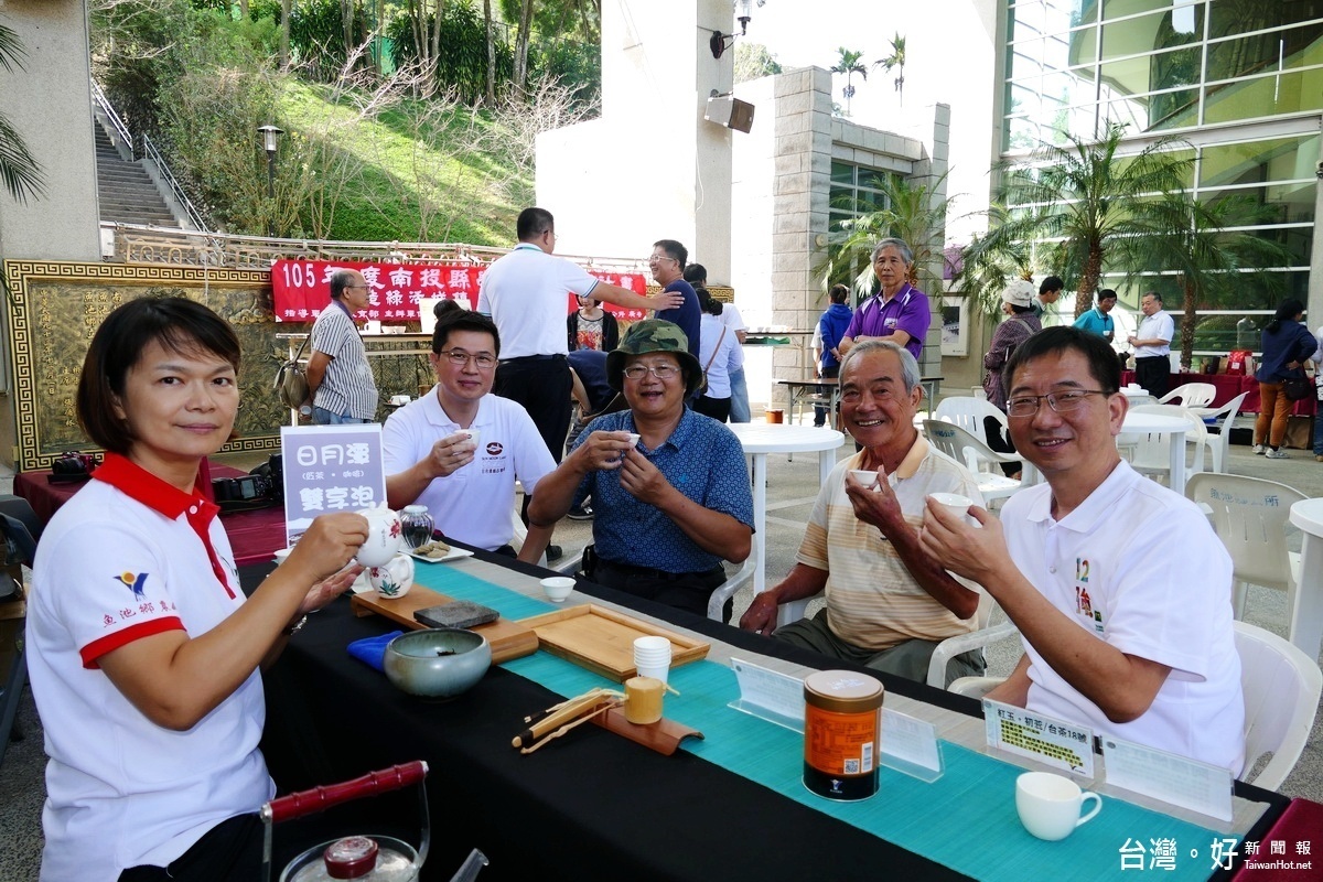 在「日月潭咖啡 ‧ 日月潭紅茶 雙享泡」活動中，農會茶藝師沖泡比賽得獎茶與來賓分享。