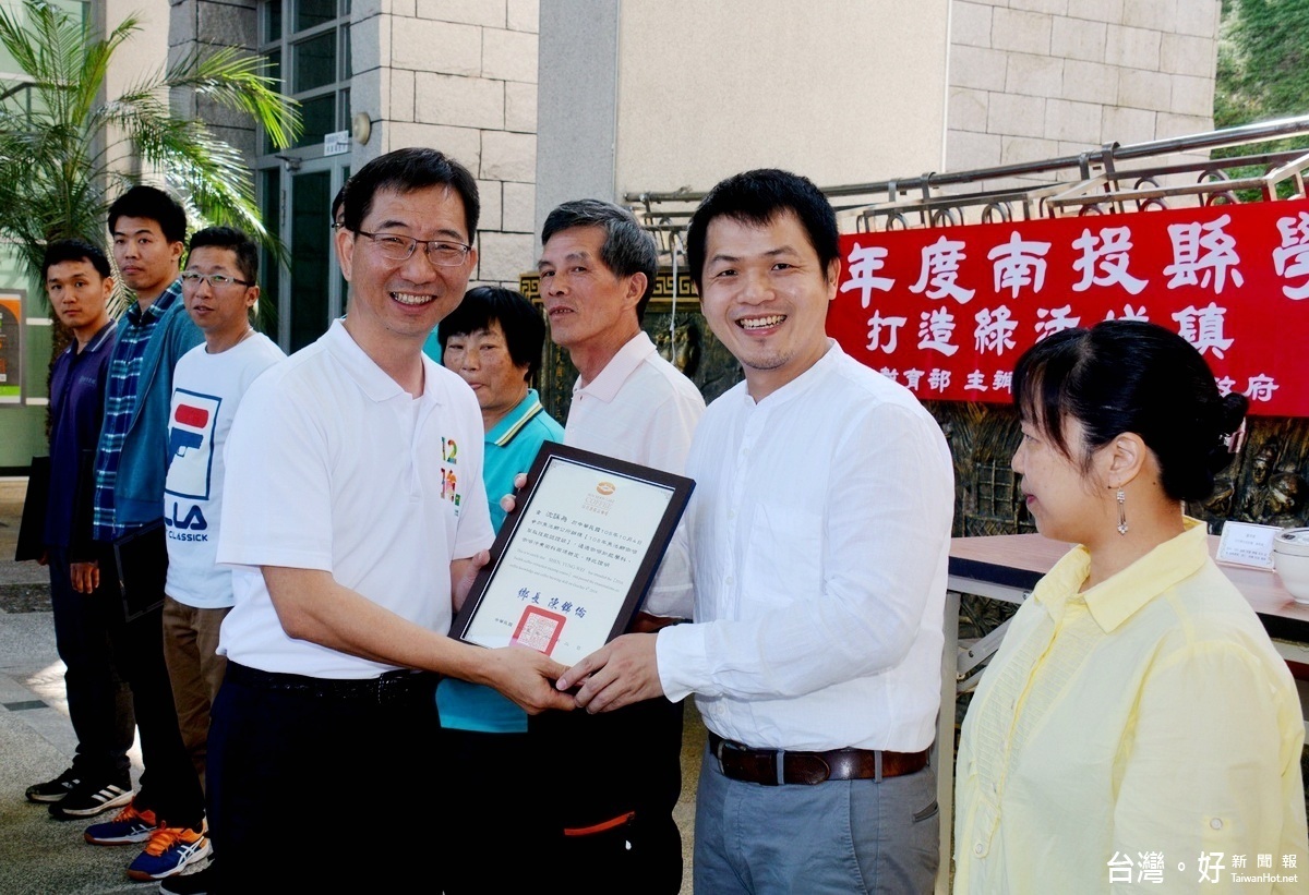 鄉長陳錦倫頒發全國首創『魚池鄉咖啡萃取技能認證班』證書予沈詠為等9位通過認證的學員。