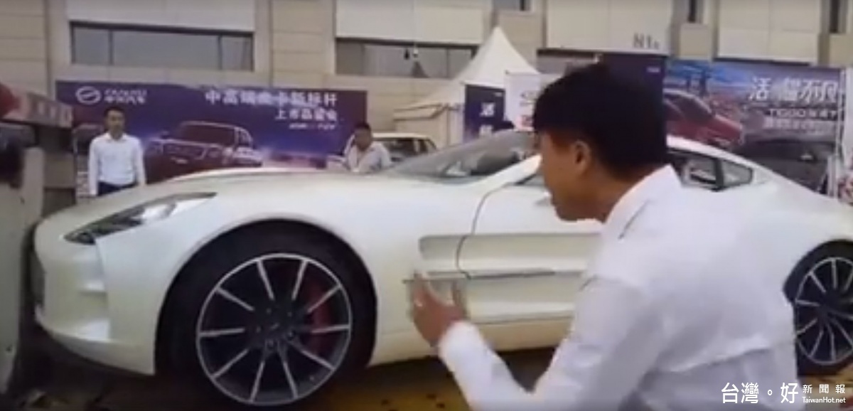 一名網友日前在Facebook社團「聯結車 大貨車 拉拉隊 照片影片資訊分享團」分享一段影片。在影片中,一名男子疑不熟跑車性能,沒拿捏油門力道,最終使跑車跨過輪擋,車頭輕撞載貨平台。。(圖/翻攝 Facebook聯結車 大貨車 拉拉隊 照片影片資訊分享團)