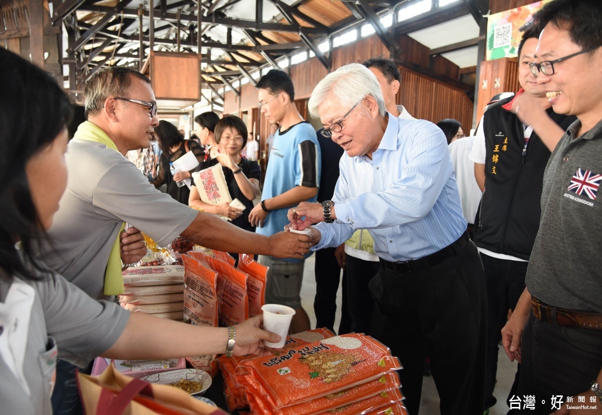 文創聚落將變成民眾探訪雲林的必遊景點，李縣長為文創攤商加油打氣。（記者蘇榮泉攝）