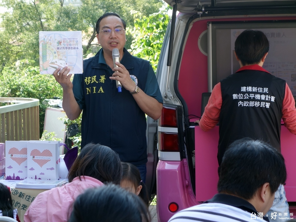 移民署桃園站林萬益主任指出,移民署105年推出「建構新住民數位公平機會計畫」,提供新住民免費的電腦學習課程