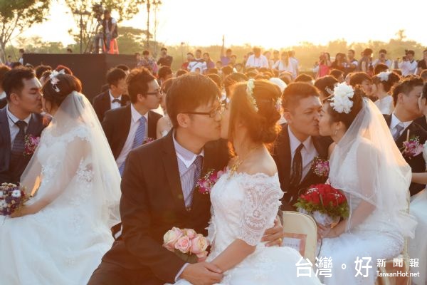 九十六對新人現場互吻九點九秒鐘,象徵愛情長長久久,讓浪漫指數破表