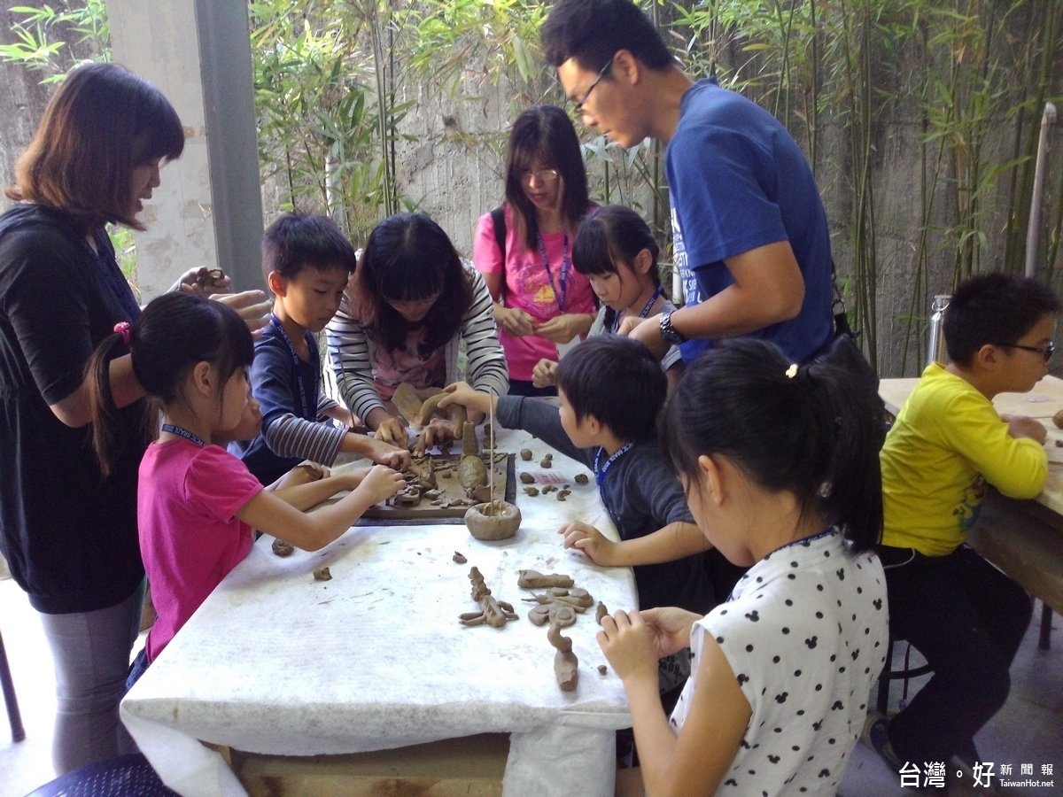 家庭陶藝趣味造型競賽，親子參與，這是項充滿意義又有趣的比賽。〈記者吳素珍攝〉