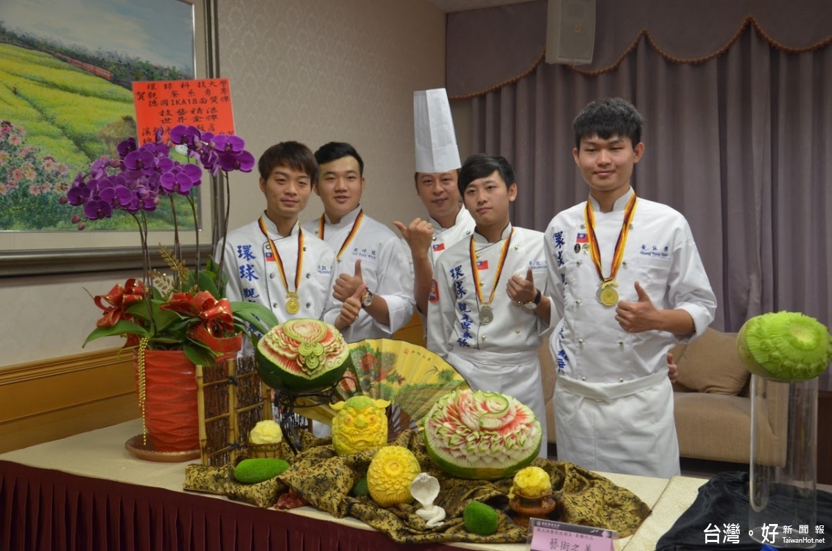 5位學生好手運用指定水果以精湛細膩雕工,共摘下5金6銀6銅1佳作等18面獎牌。(記者蘇榮泉攝)