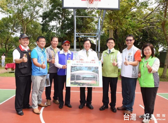 鄭市長說,天幕籃球場已完成設計,有夜間照明及簡易設施,讓市民使用更方便。