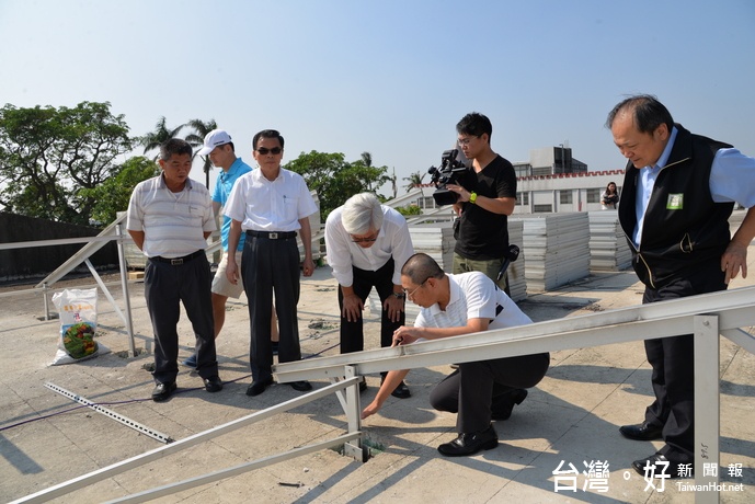 雲林縣長李進勇實勘校園太陽能發電受損情形,要求全面檢修並確保校園安全維護。(記者簡勇鵬攝)