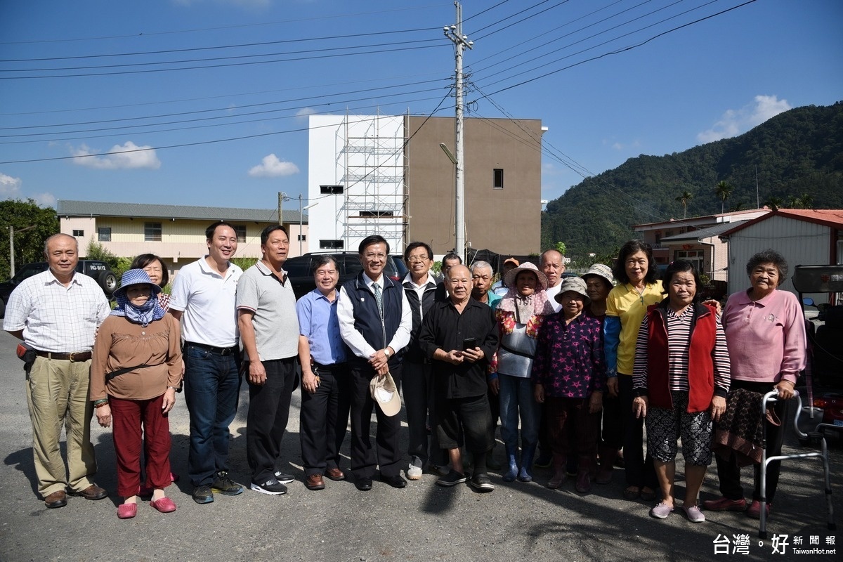 林縣長和頭社村內凹仔農村社區的民眾合照留念。