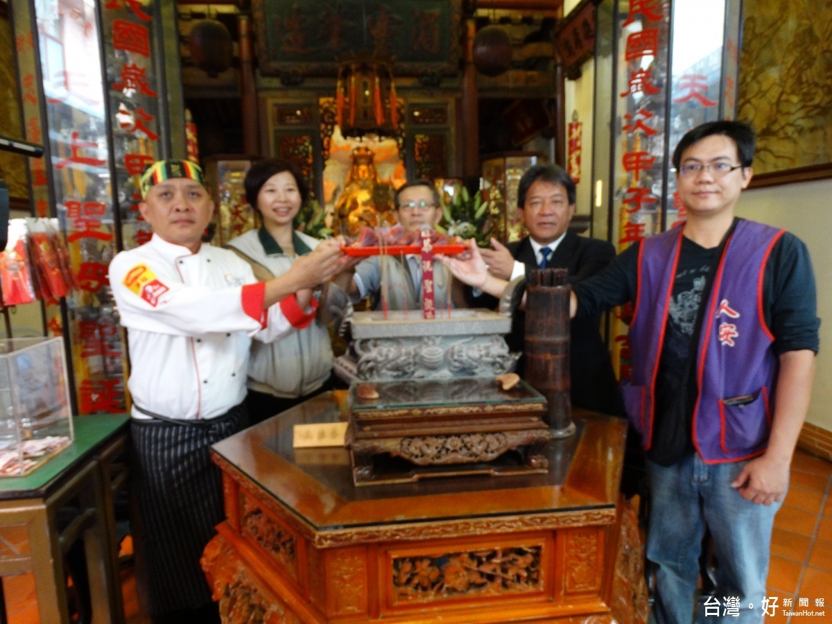 人安基金會準備積福轉運卡,由副議長郭信良(右二)、市議員陳怡珍(左一)、愛心總舖師蔡瑞成(左二)及開基天后宮主委林宏南(中)至廟中香爐過爐加持。