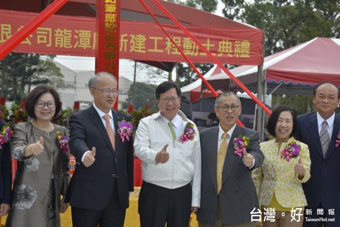 鄭市長表示,新建的雄獅鉛筆龍潭廠是綠色觀光工廠,市府將全力協助建廠相關行政程序,讓桃園成為企業投資的首選城市。