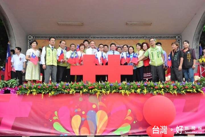 雙十國慶樂遊行活動，縣長魏明谷與與會來賓一起慶祝。