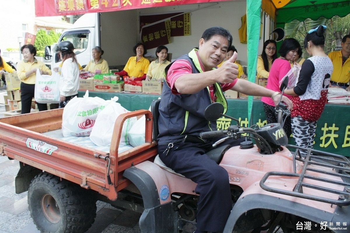 熱心的里長開著搬運車，協助將愛心物資運送到行動不便者之家中。