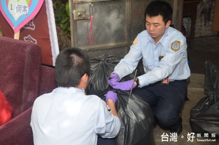 華山基金會常年發動義工團體,協助身體不便的三失(失能、失智、失依)老人環境改善與清潔。