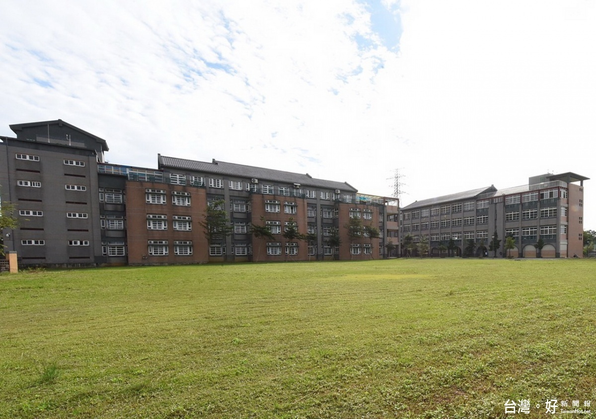 桃園市長鄭文燦視察龍潭區武漢國中活動中心新建工程。