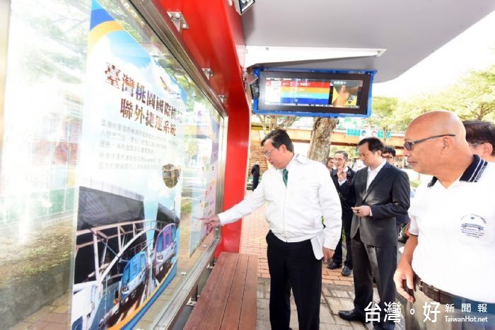 鄭市長表示,市府以堅固、耐用、美觀為原則,提供市民更舒適的候車環境。